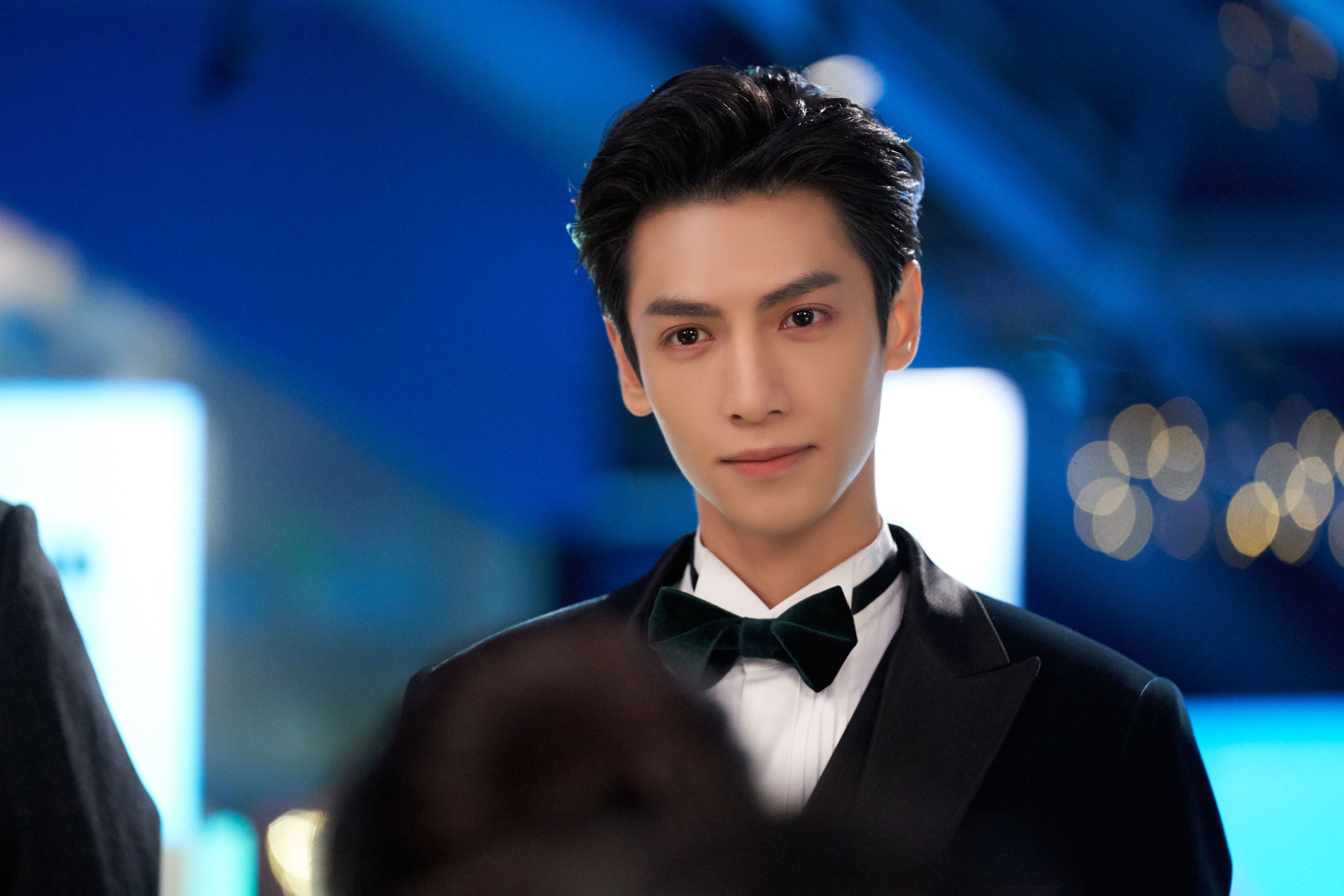 爱游戏体育官方网站-【现场气氛火爆】球迷疯狂助威点燃比赛激情，球迷疯狂庆祝