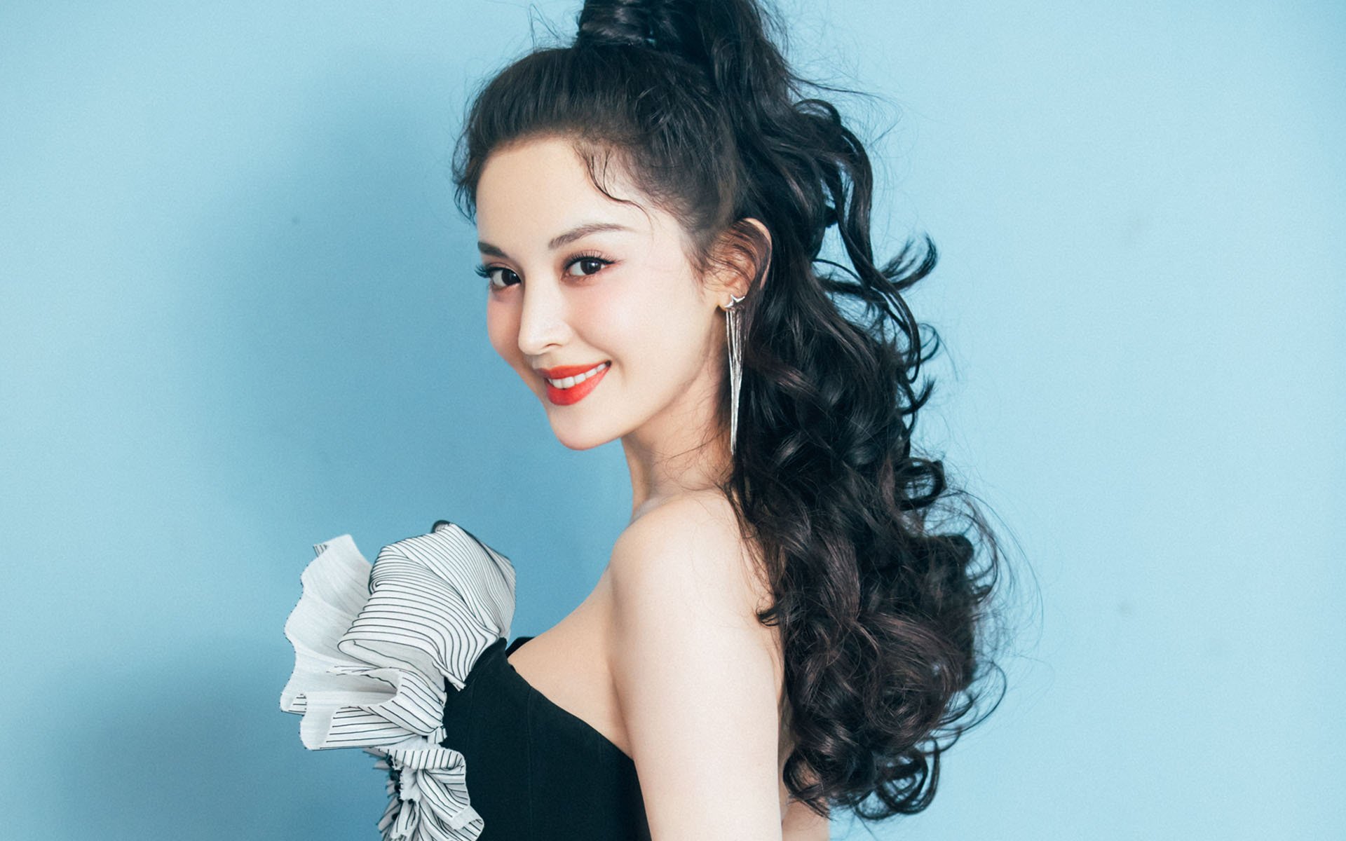 爱游戏官网-法甲联赛中，新秀崭露头角惊艳全场，法甲新赛季宣传片