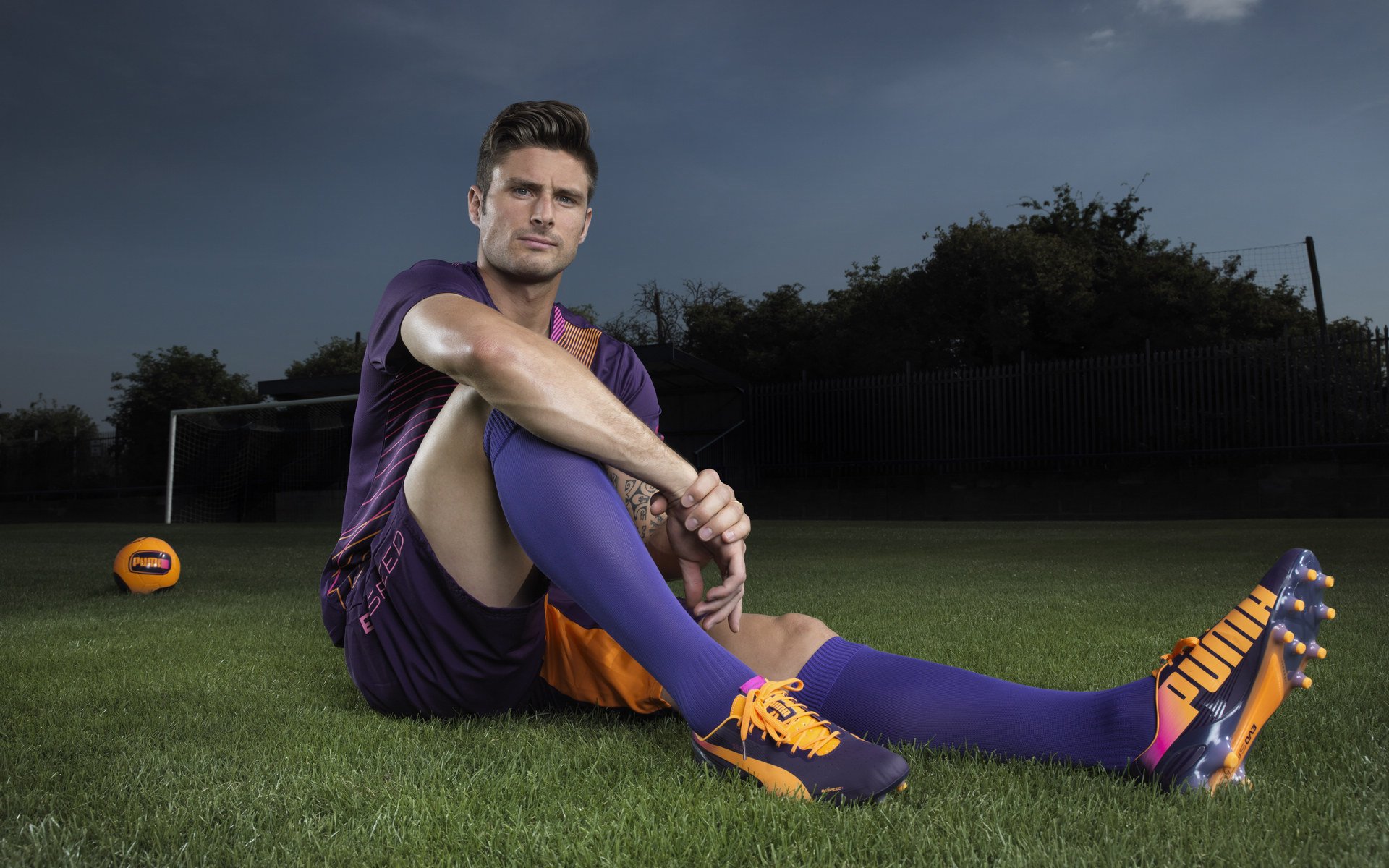 爱游戏官方网站-运动员们为冲击最高荣誉做好准备，运动员们冲向终点改为比喻句