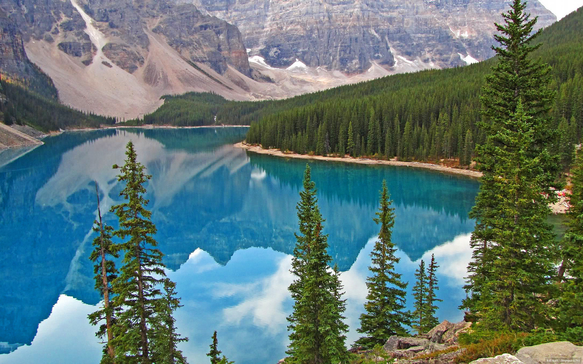 爱游戏下载-CBA赛场精彩瞬间频出 球迷互动热烈,cba篮球现场